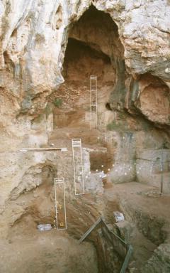 מיקום הקבר במערה