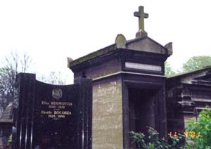  קבר יהודי לצד קבר נוצרי בבית הקברות במונמרטר, פאריס, 2001